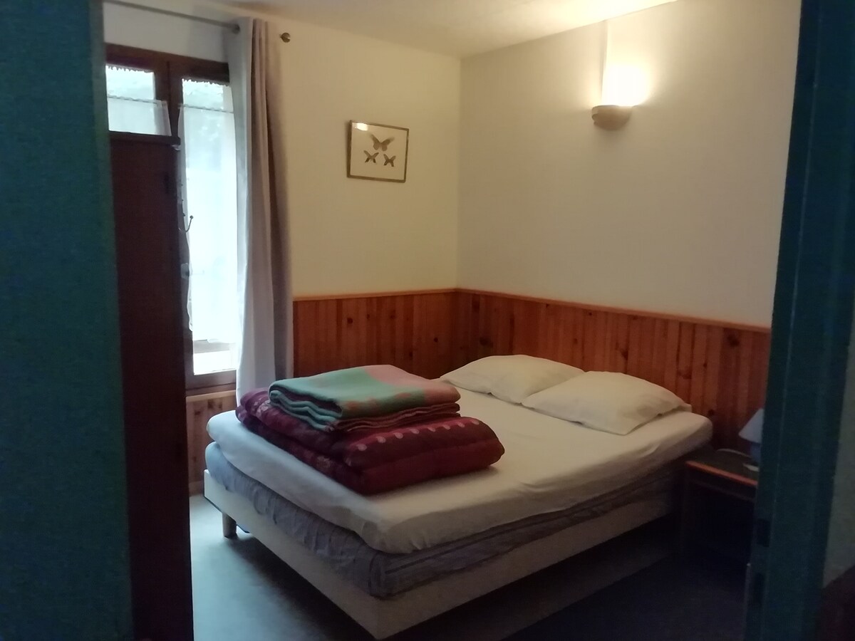 חדר שינה עם מיטה זוגית ומזרן עליון