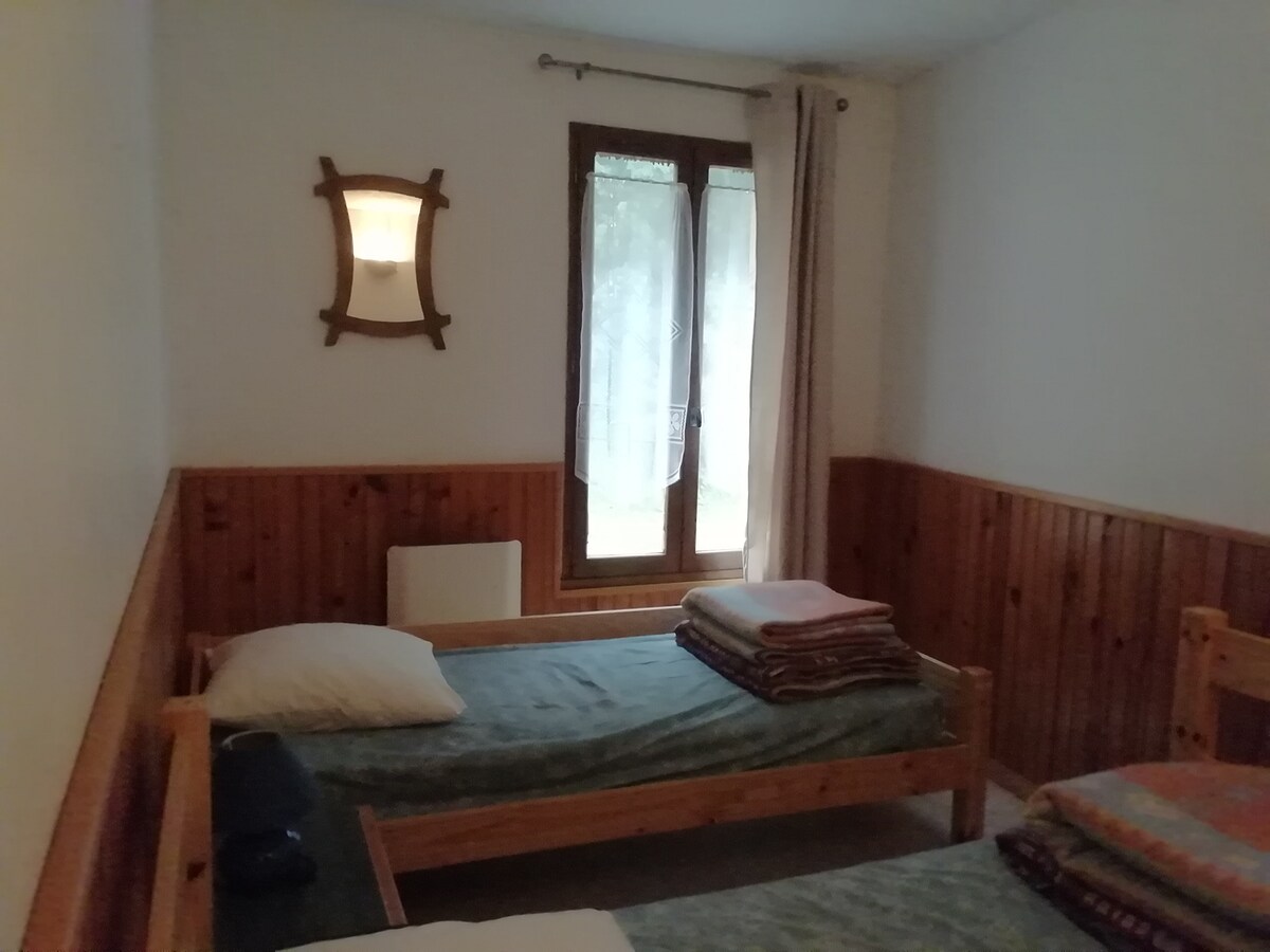 חדר עם מיטת יחיד