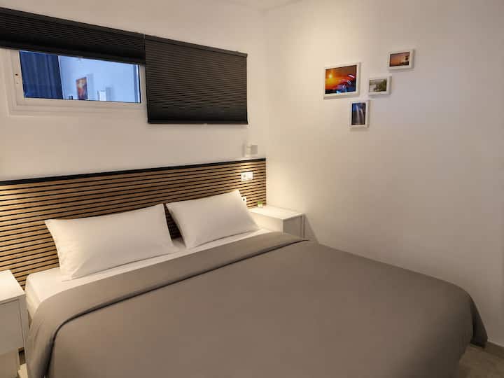 Kingsize bed, 180 cm breed. Je kunt vragen om het te scheiden in twee eenpersoonsbedden van 90 cm. 