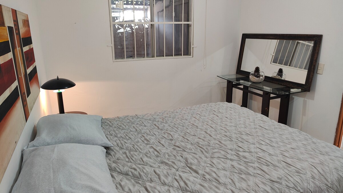 مكيف هواء وطاولة ملابس كبيرة ومرآة ومصباح ليلي وخزانة كبيرة لجميع أغراضك