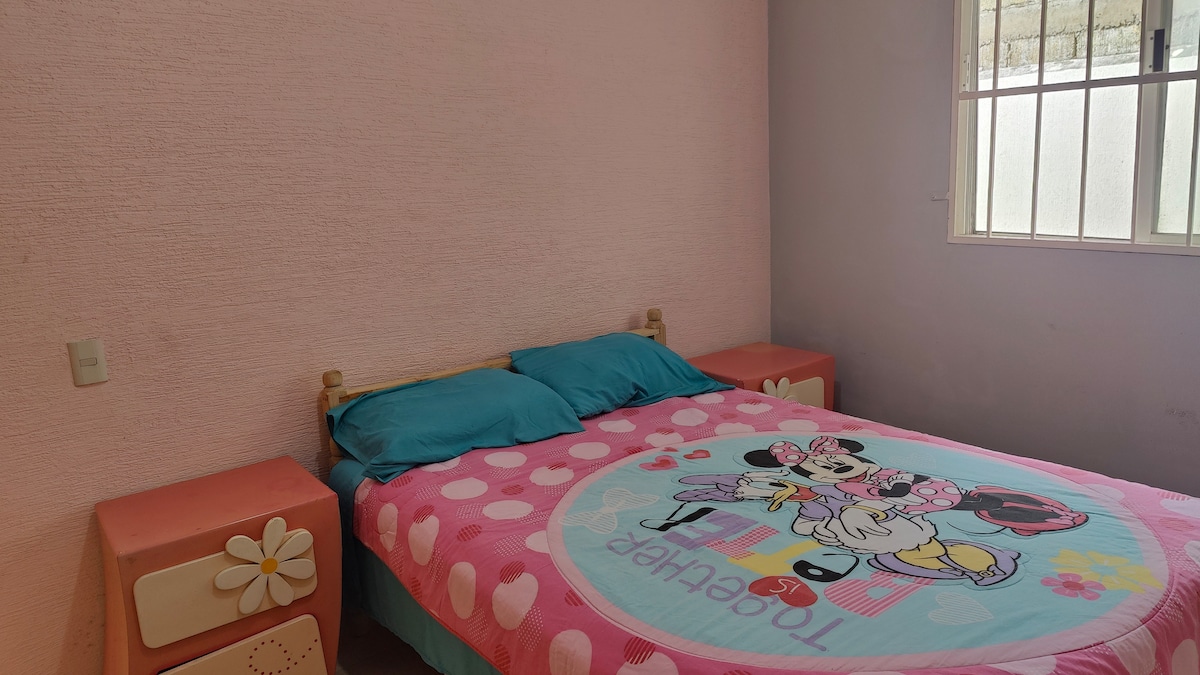 سرير مزدوج مثالي لشخصين في غرفة مزينة للأطفال الصغار.