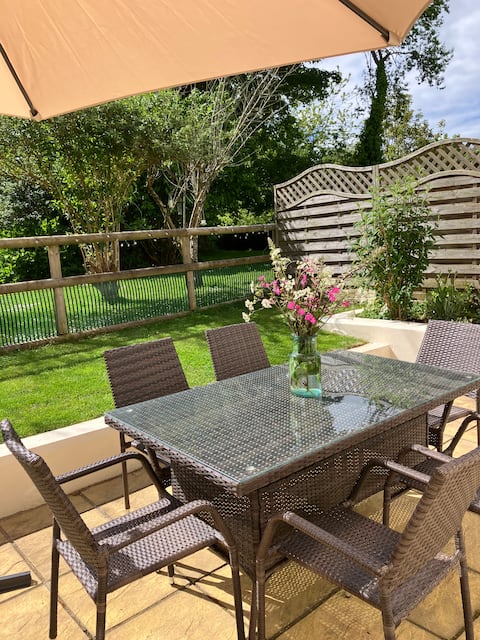 1 Courtyard cottage with hot tub and walled garden