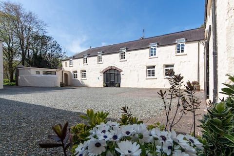 Perfect Pembrokeshire base, dog friendly, sleeps 6