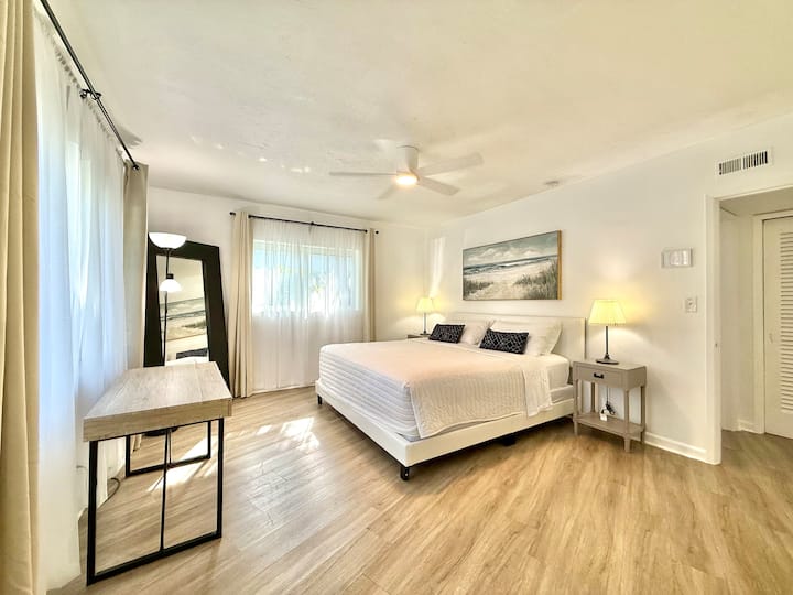 King Size bedroom with private bathroom