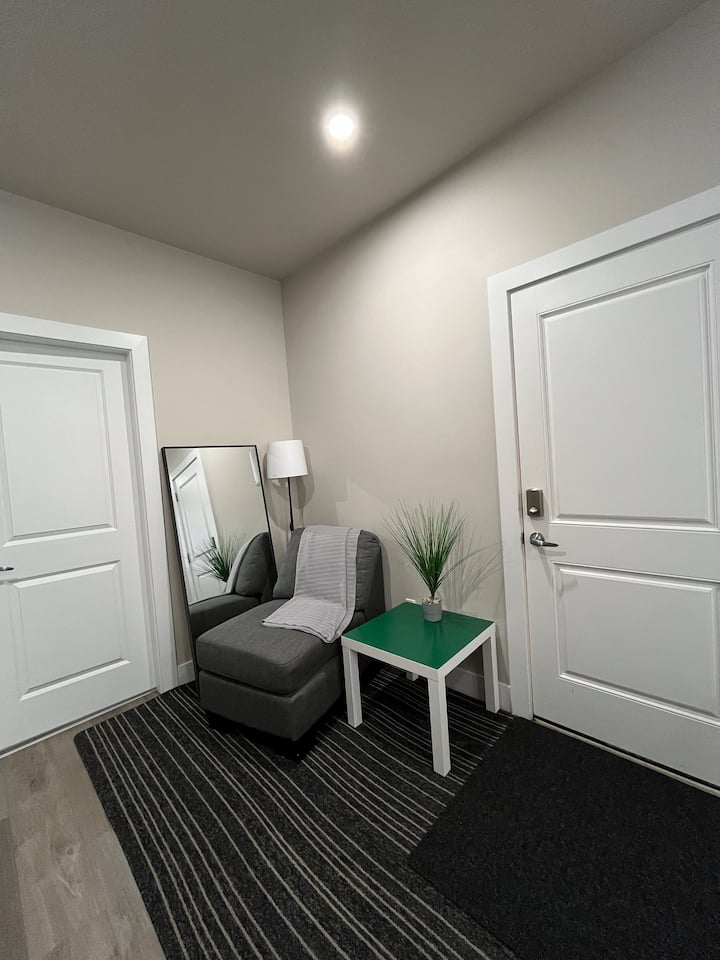 One Bedroom Suite With Bathroom & Private Entrance - Kelowna