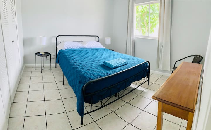 Povišenje kategorije hotelskog smještaja – više udobnosti za manje novca! Ova mirna spavaća soba ima udoban bračni krevet (150 – 179 cm), zavjese za zamračivanje, klima-uređaj i stropni ventilator te mnogo prostora za odlaganje stvari u ormaru.