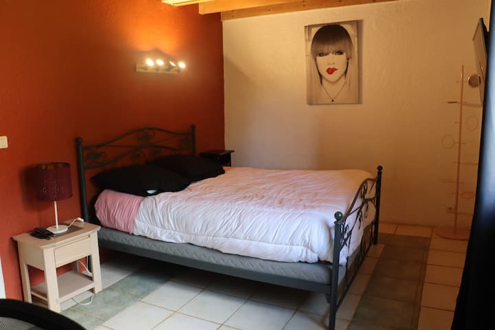 room with TV
160 mm double bed 