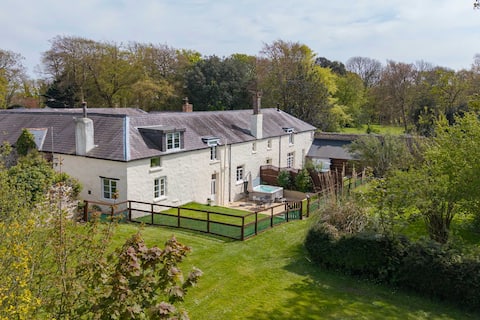 Cosy, dog friendly cottage with hot tub