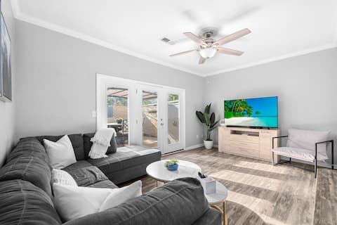 Vitamin Sea Beach Getaway- across from the beach!