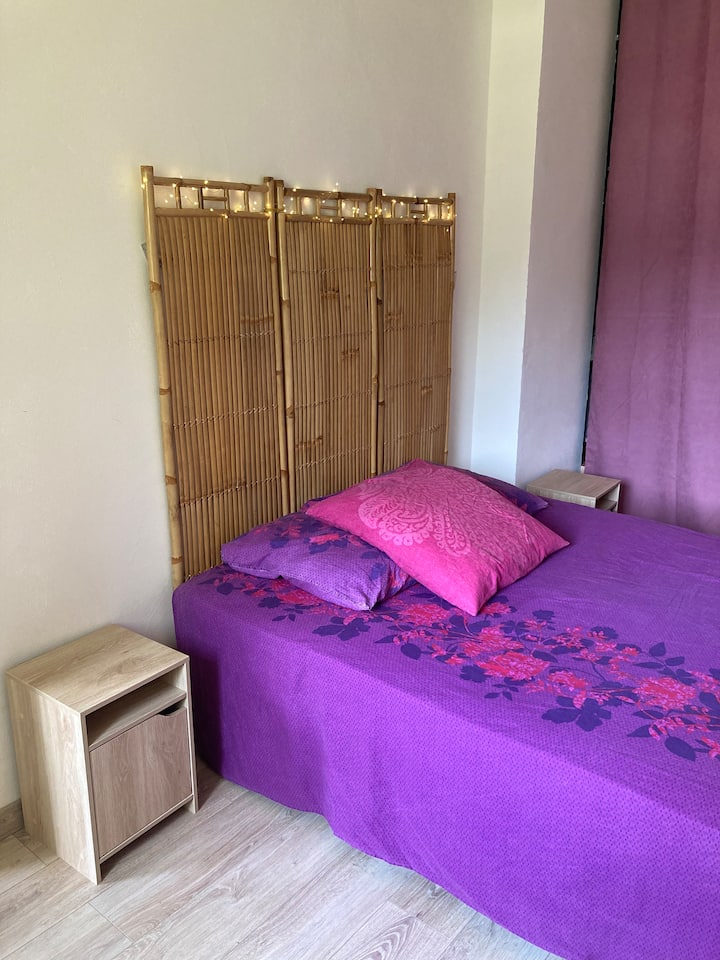 chumba cha kulala cha fleti kilicho na kitanda cha watu 1 hadi 2 na mashuka yake safi ya kitanda (yaliyotengwa kwa ajili ya kupangisha)