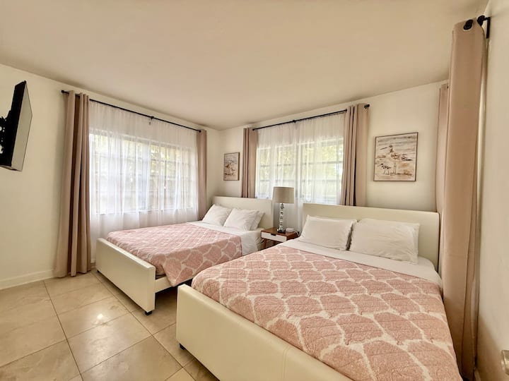 Large bedroom with 2 queen beds