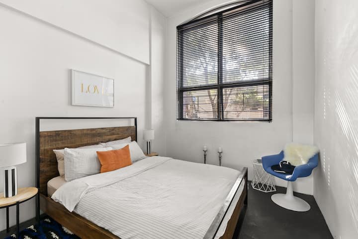 宽敞的卧室，配有双层玻璃板。 