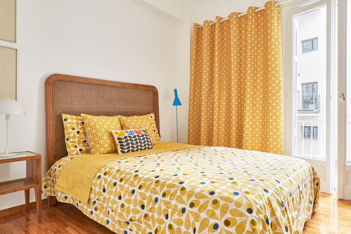 Acropolis Bright, Calming Retreat with a Balcony