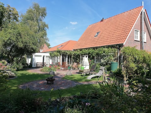 Live in nature. Idyllic country house with garden + sauna
