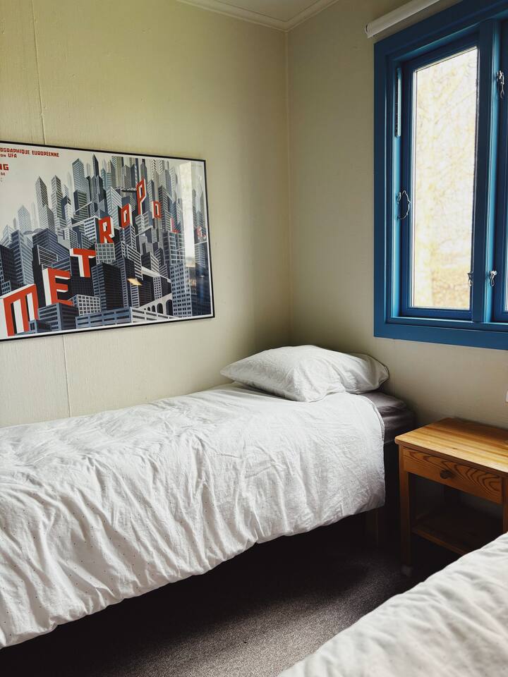 საჭიროებისამებრ, საწოლებს შეგვიძლია გავაერთიანოთ ერთ ორმაგ საწოლად — შეგვატყობინეთ, თუ გსურთ! :) 