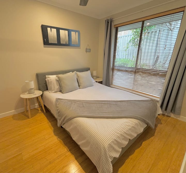 Esta habitación tiene cama tamaño queen, ventilador de techo, aire acondicionado/calefacción y estante cerrado.