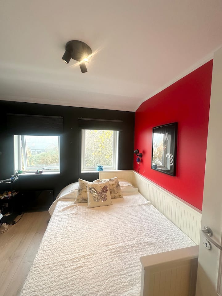 Chumba cha kulala cha 3 kina kitanda cha watu wawili na chumba cha kulala cha ziada kilichounganishwa 