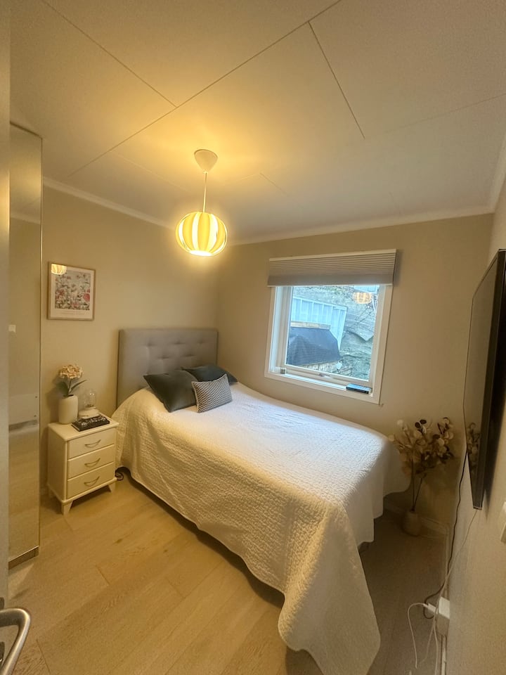 Chumba cha kulala cha 2 - kitanda cha watu wawili, kabati la nguo na televisheni janja