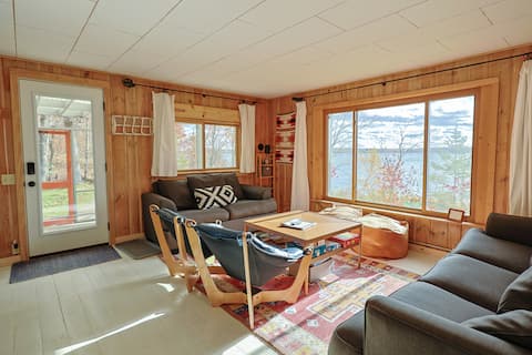 Cozy Vintage Cabin on Bike & Snowshoe Trails