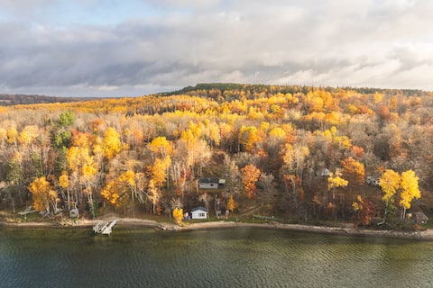 Cozy Vintage Cabin on Bike & Snowshoe Trails
