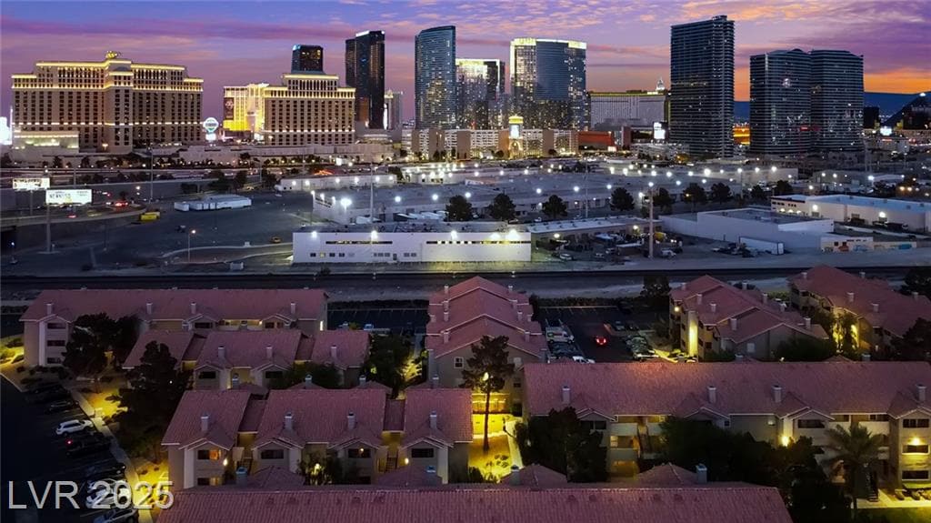 Beautiful Luxury Condo Near The Strip