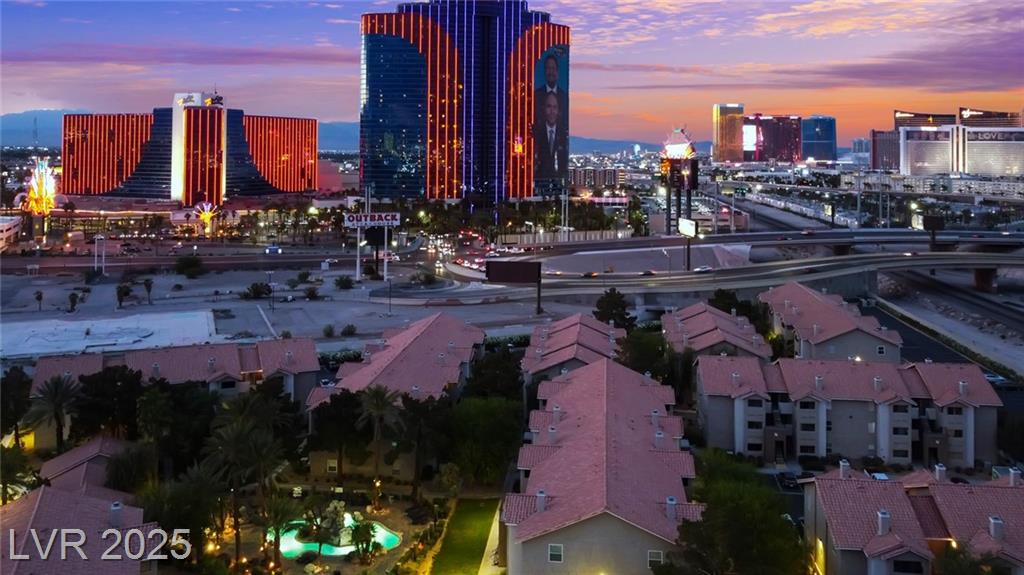 Beautiful Luxury Condo Near The Strip