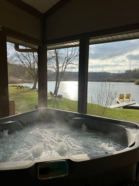 Couples Getaway! Hot Tub, Lake, Kayak,Trails