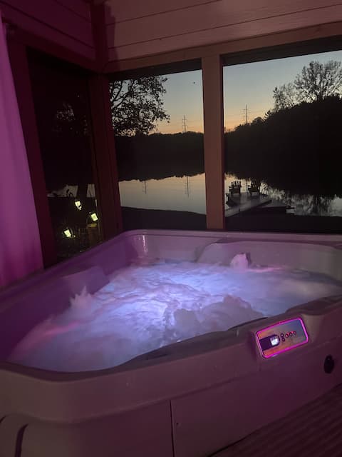 Couples Getaway! Hot Tub, Lake, Fire Pit, Trails