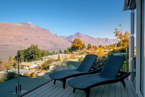 Remarkable VIEWS, 2 Bedrooms & BIG DECK!