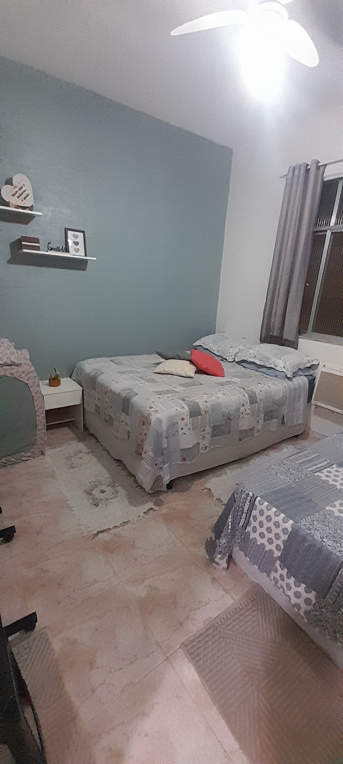 Kamer met een queensize bed en een tweepersoonsbed, plus 2 eenpersoonsmatrassen. TV en airconditioning. Araras, dekens, extra beddengoed, kussens en kussens. 