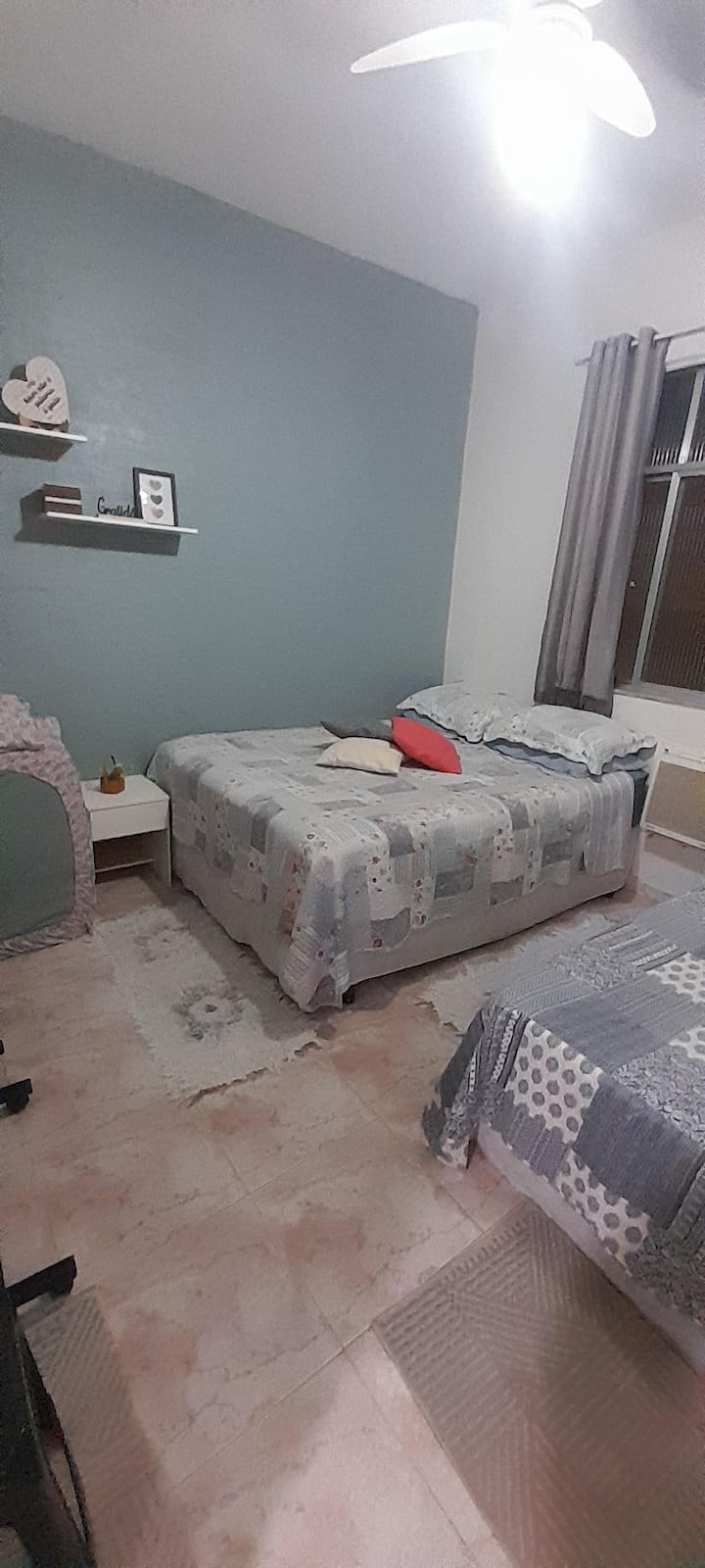 Izba s jednou manželskou posteľou Queen, manželskou posteľou a 2 samostatnými matracmi. TV a klimatizácia. Araras, prikrývky, náhradné posteľné oblečenie, vankúše a vankúše. 