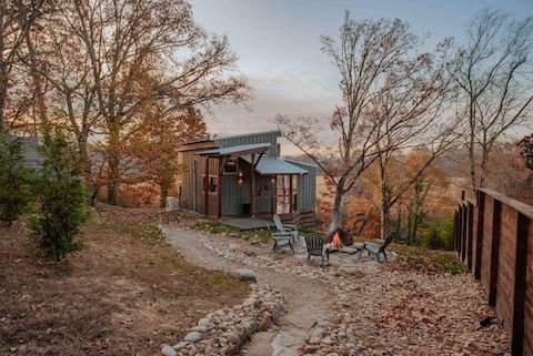 Romantic Riverfront Tiny House w/ Hot Tub