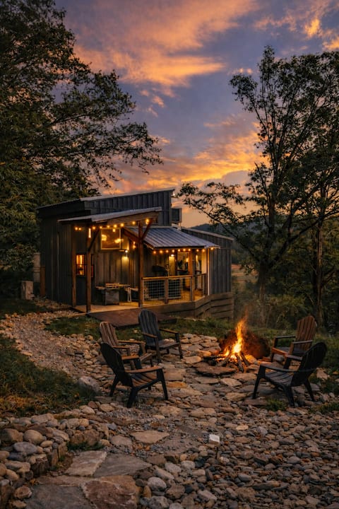 Romantic Riverfront Tiny House w/ Hot Tub