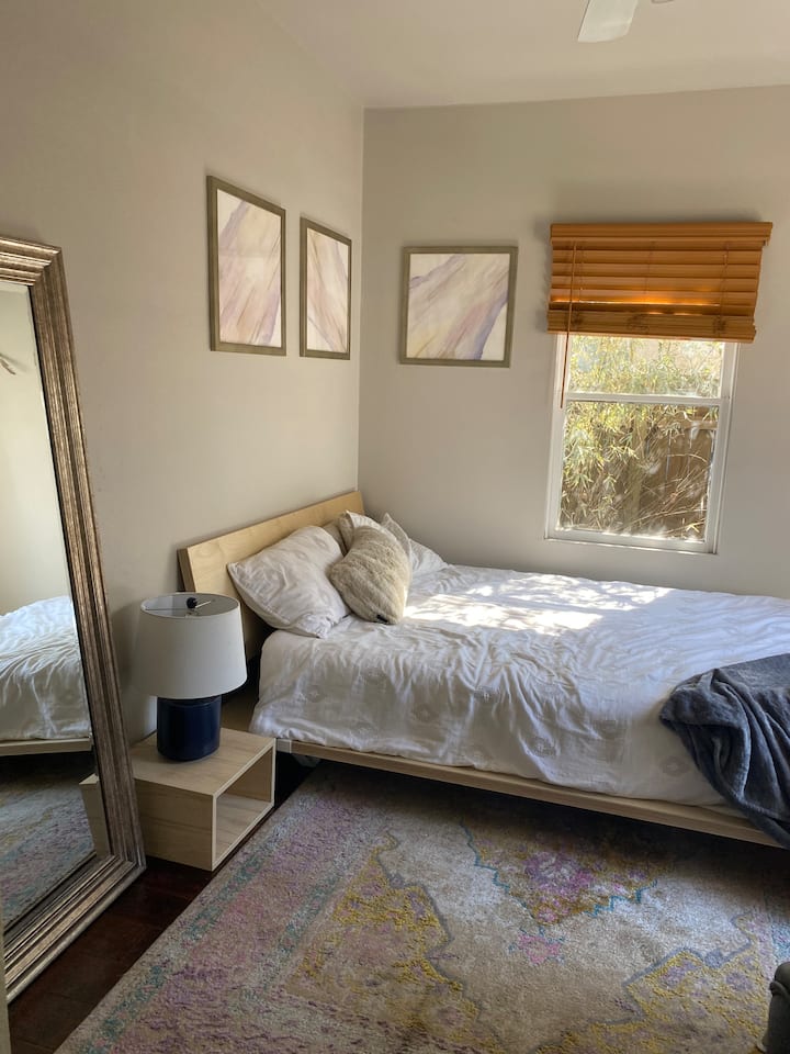 Ampia camera da letto con letto matrimoniale 