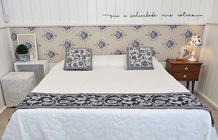 Chambre Queen Size avec draps en percale blanche 200 fils, couette, serviettes de bain Buddemeyer, chauffage électrique (en hiver), grand miroir, placard, banc à bagages, ventilateur, climatisation split Inverter (refroidissement) et vue sur l'océan.