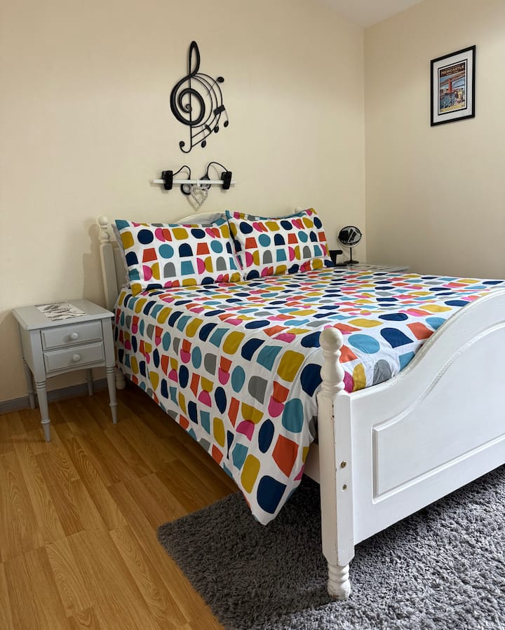 Vitanda viwili, makabati ya kando ya kitanda, kabati la nguo, droo, kioo na kifaa cha kuchaji simu