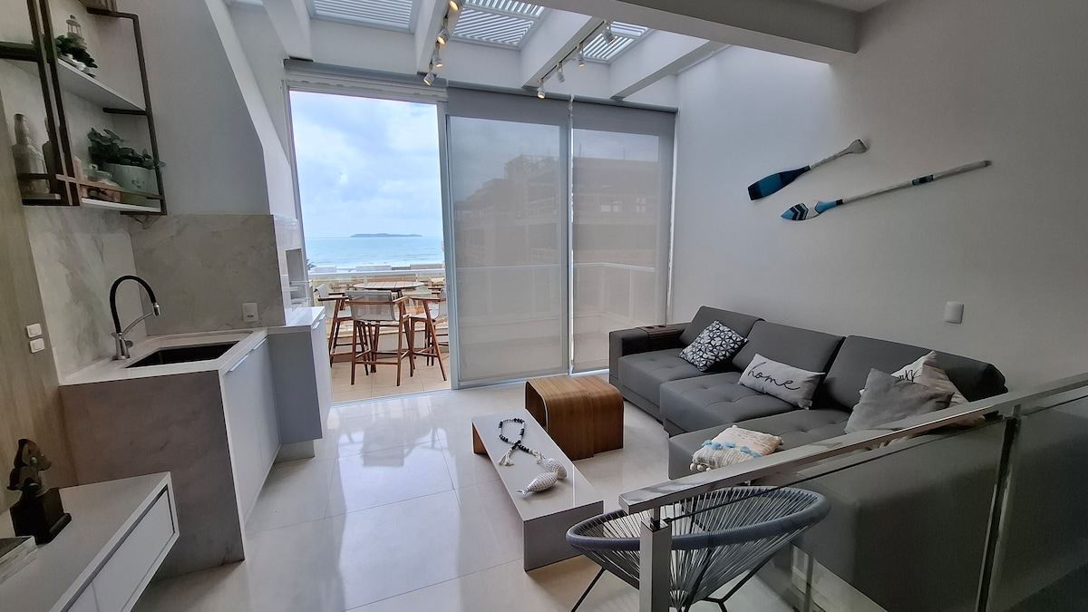 Udobna soba s televizorom.  Udoban kauč na razvlačenje.  Prozori koji se mogu širom otvoriti i imaju rolete za zaštitu od sunca.  