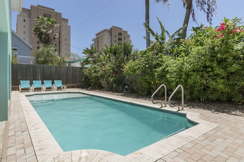 Aquadesiac | Tranquil Beach House • Heated Pool