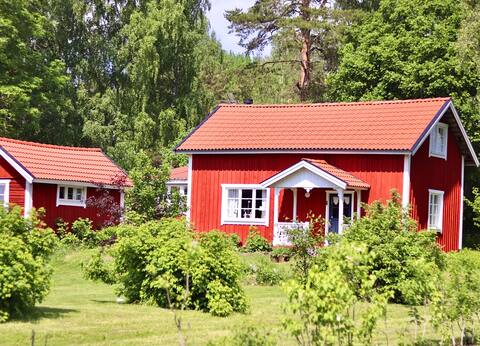 Cabin with its own jetty by the lake Usken.