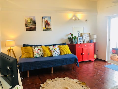 Popular Airbnb listing: Central Apt with Balcony & AC – walk to the beach in São Gonçalo De Lagos