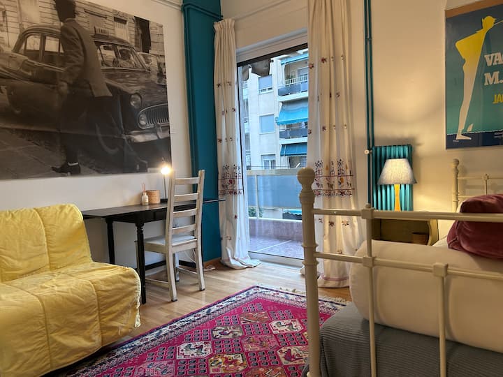 Единично легло (190x200), фотьойл - легло (180x90) може да побере 2 - ма души. Помещението служи и като работно бюро. 