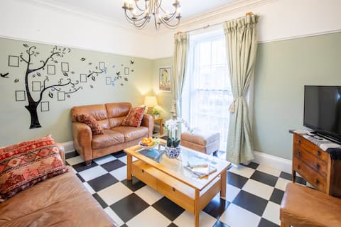 Successful Airbnb property: Hottub Free Parking 4 bath 15 bed 10 min L1 in Birkenhead