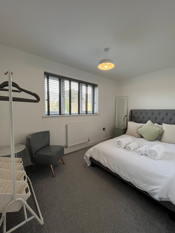 4号卧室配有双人床