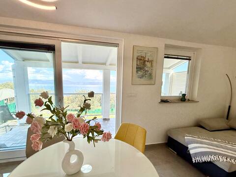 Sea View Bungalow w. private garden near the beach