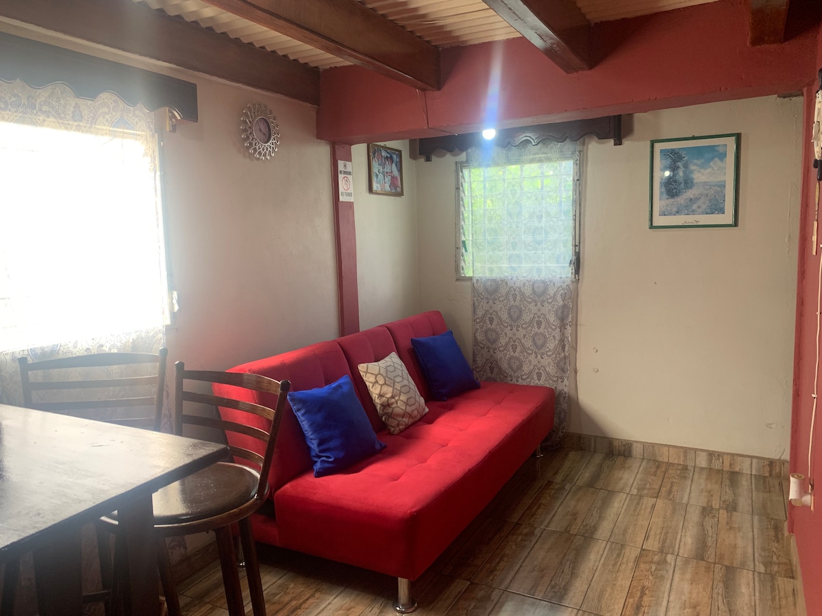 عند دخول الشقة يوجد سرير أريكة مريح للغاية.