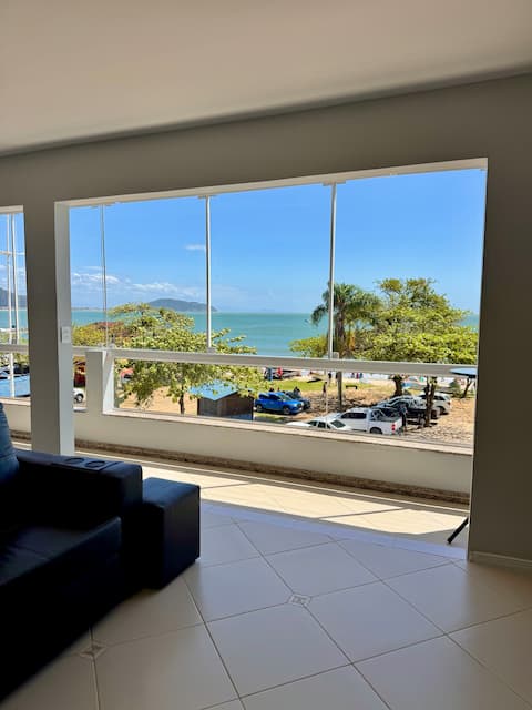 Apartment in Enseada - Oceanfront