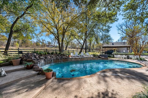 Getaway w/ 3 Houses, a Pool, a Pond, & Pickleball