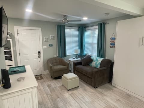 Popular Airbnb listing: Madeira Beach Cottage steps from Gulf. in Madeira Beach