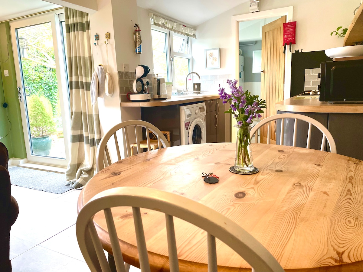 Popular Airbnb listing: Cosy self-contained Garden Annexe in Salisbury