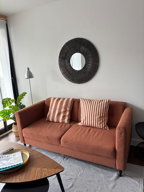 Top performing Airbnb: Apartment with terrace in the city center. in Saint Pol De Léon